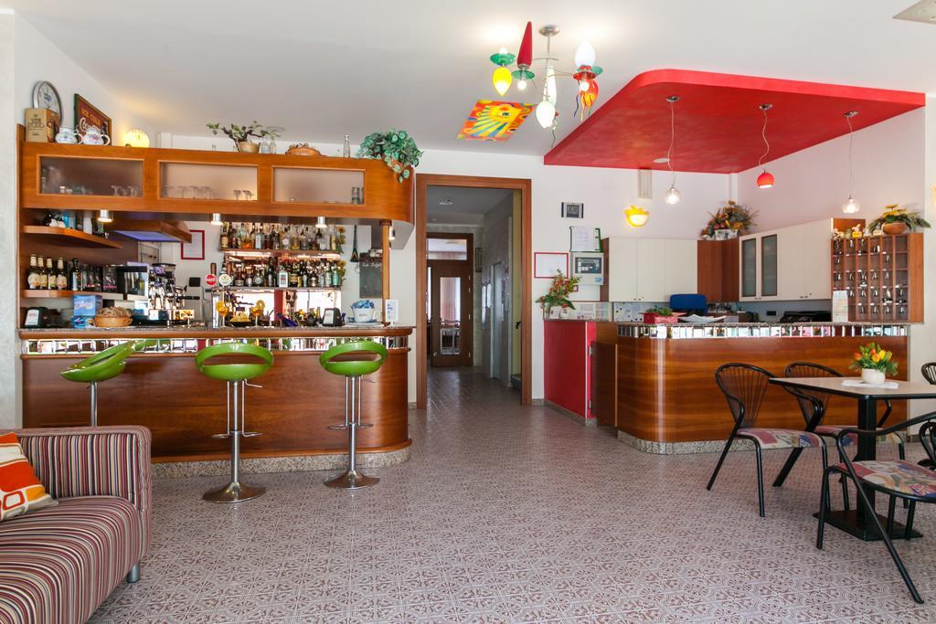 Hotel Sandra Гаттео-а-Маре Экстерьер фото