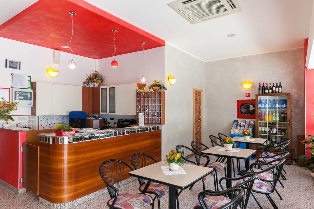 Hotel Sandra Гаттео-а-Маре Экстерьер фото