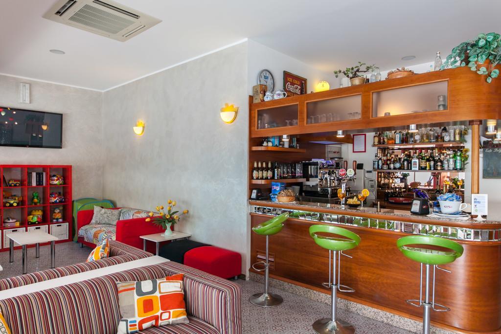 Hotel Sandra Гаттео-а-Маре Экстерьер фото