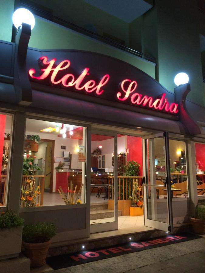 Hotel Sandra Гаттео-а-Маре Экстерьер фото