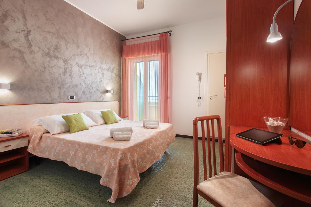Hotel Sandra Гаттео-а-Маре Экстерьер фото