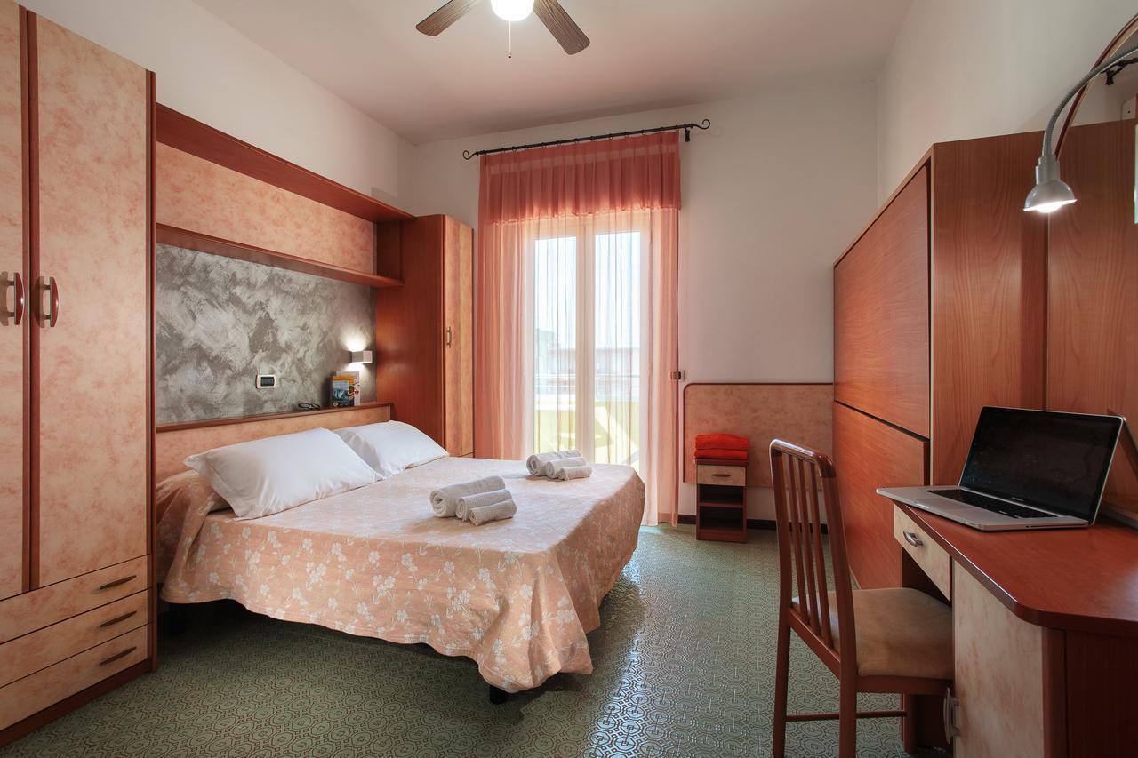 Hotel Sandra Гаттео-а-Маре Экстерьер фото