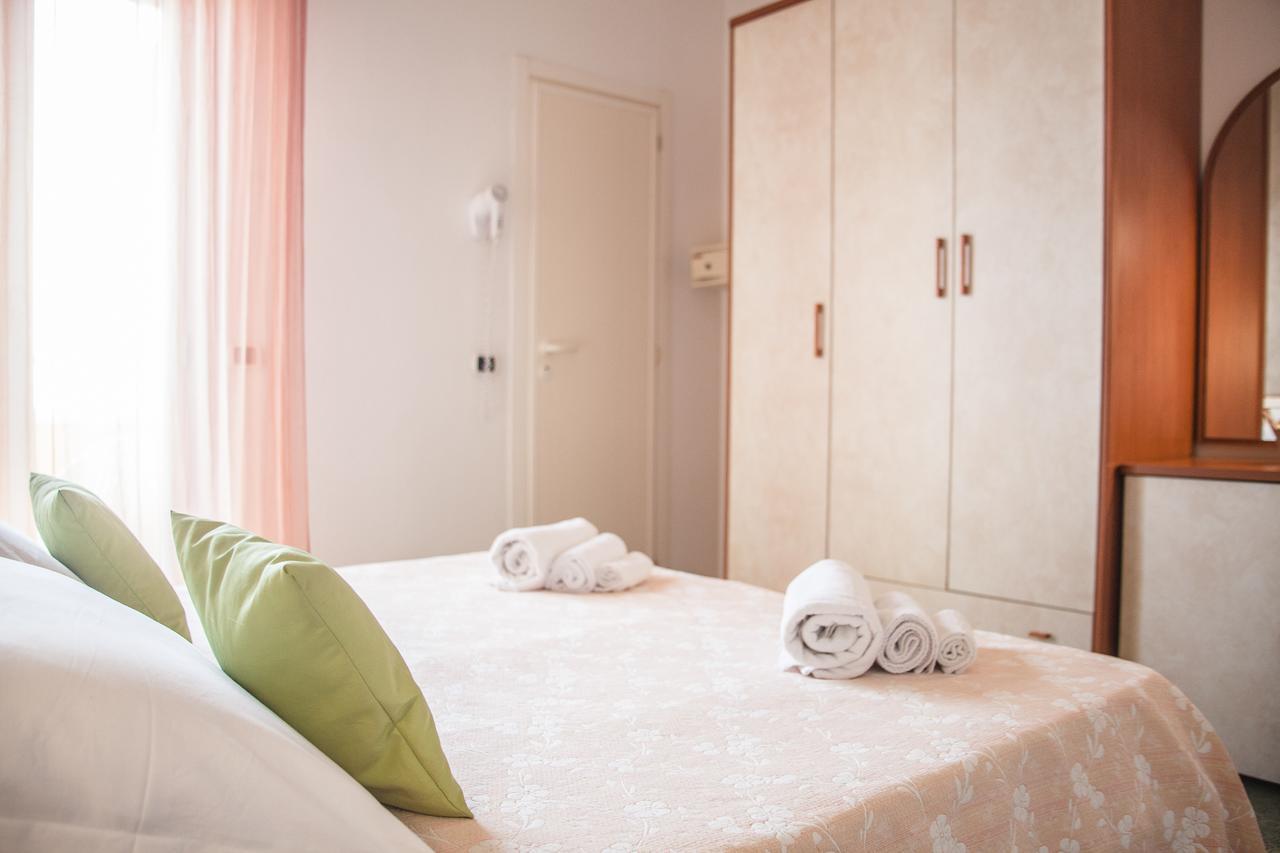 Hotel Sandra Гаттео-а-Маре Экстерьер фото