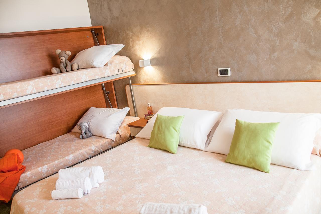 Hotel Sandra Гаттео-а-Маре Экстерьер фото