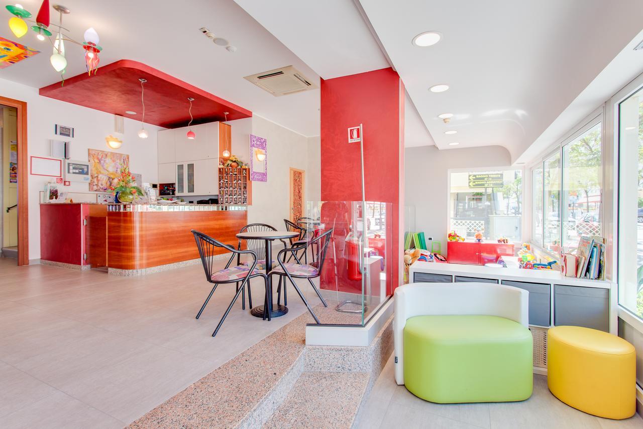 Hotel Sandra Гаттео-а-Маре Экстерьер фото
