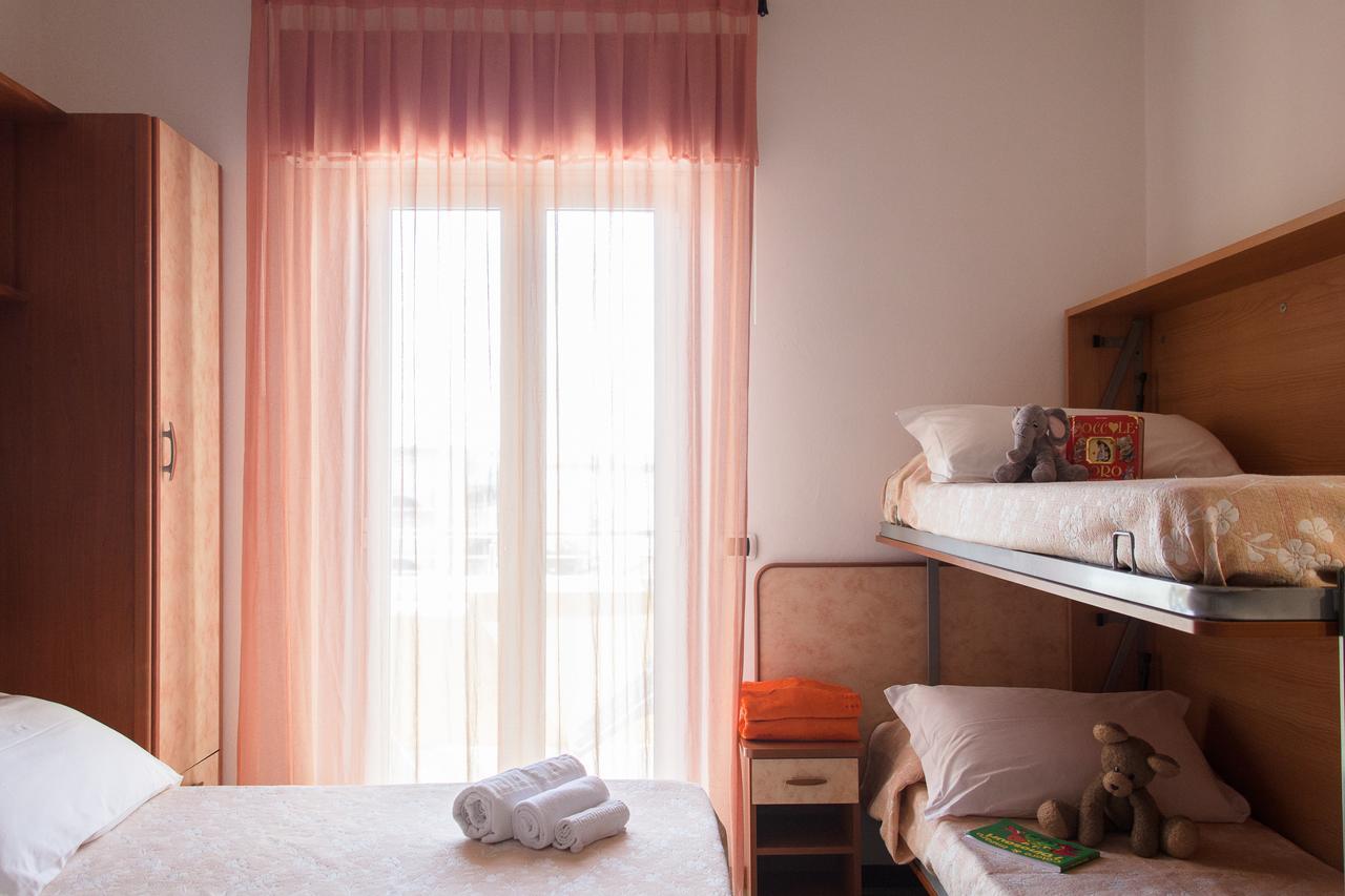 Hotel Sandra Гаттео-а-Маре Экстерьер фото
