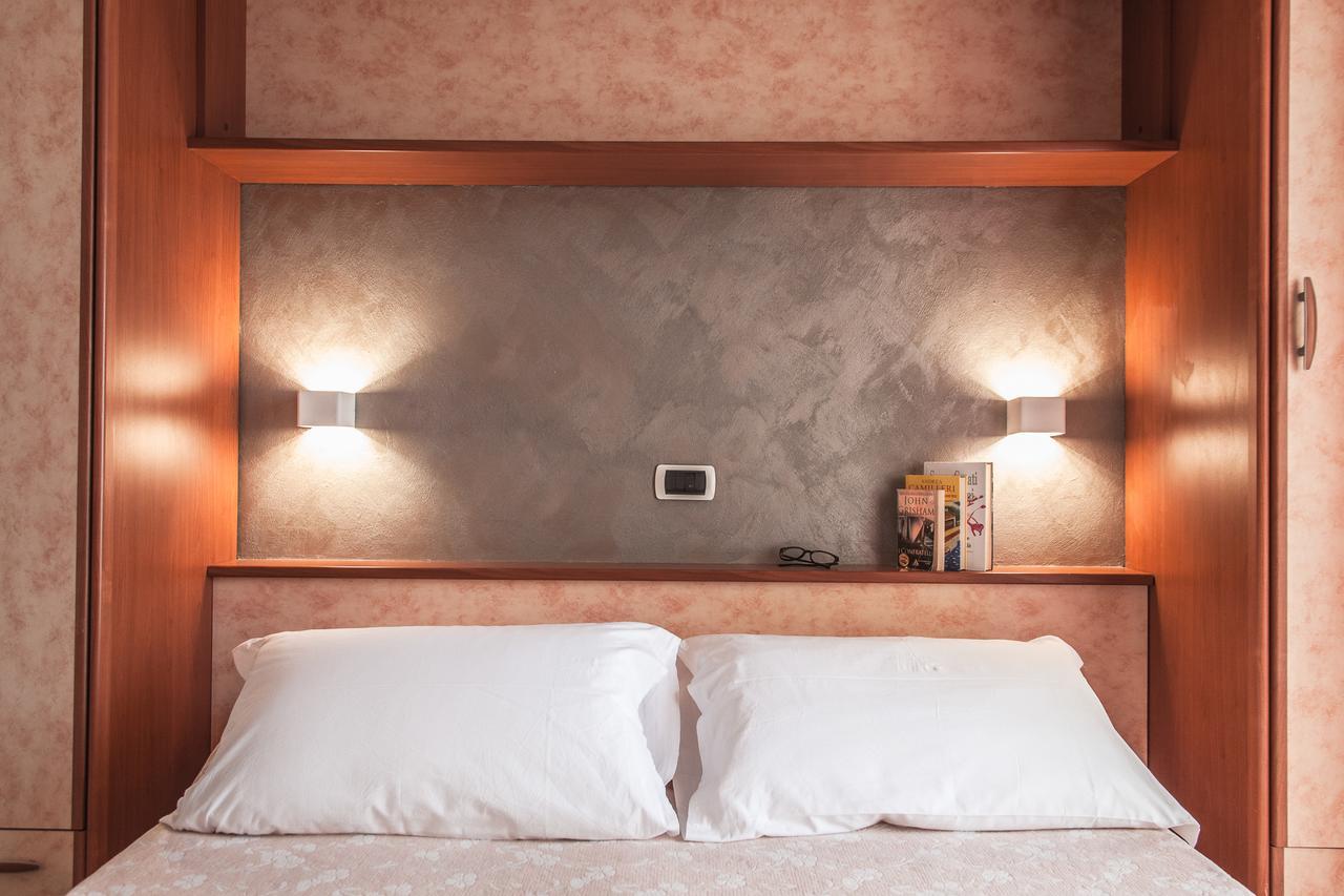 Hotel Sandra Гаттео-а-Маре Экстерьер фото