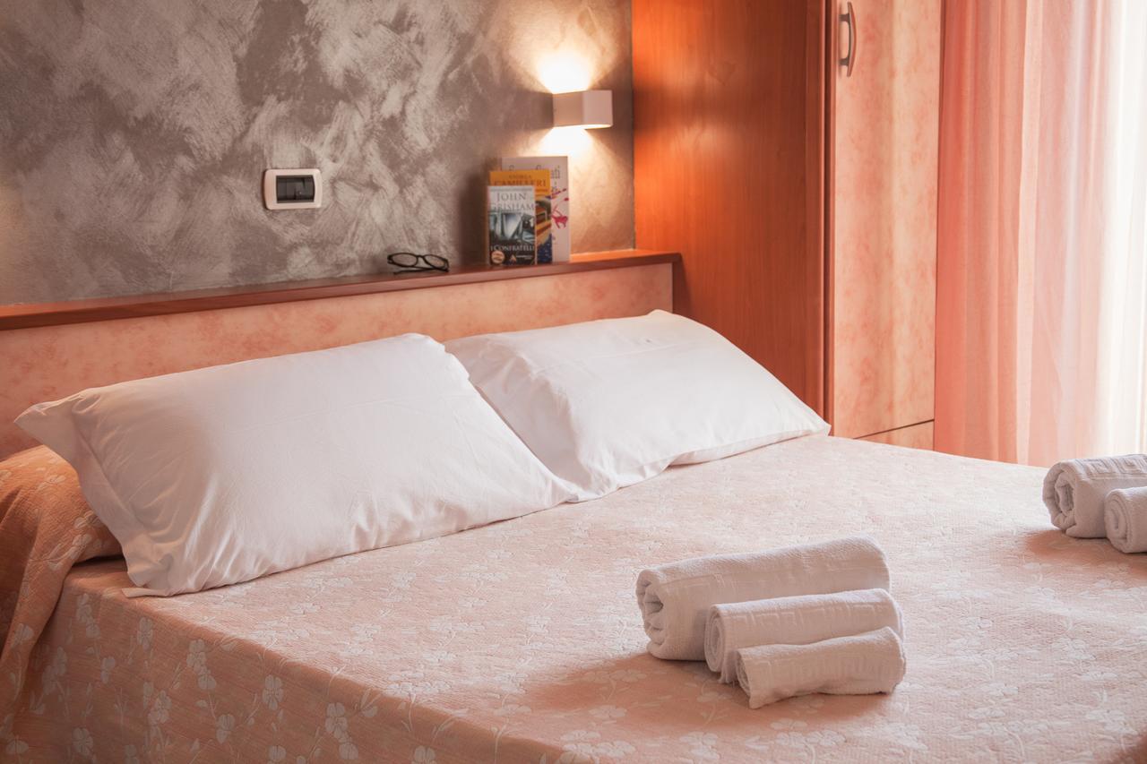 Hotel Sandra Гаттео-а-Маре Экстерьер фото